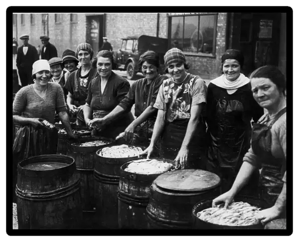 Girls of the North Shields Fish Quay packing herring for abroad