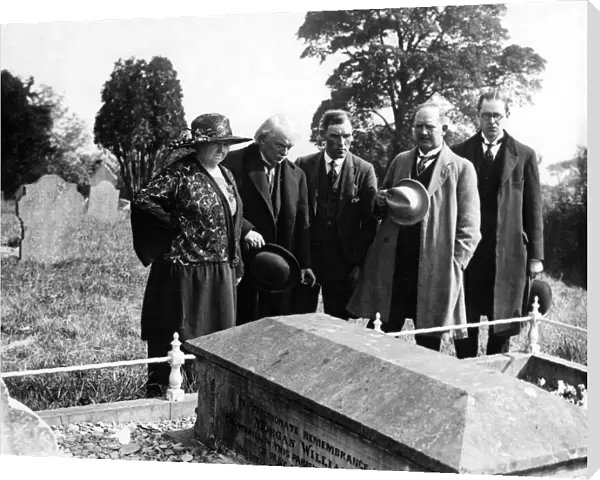 David Lloyd George visiting the grave of the late William Llewelyn Williams