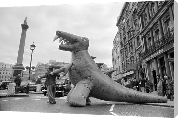 Two dinosaurs as high as a double decker bus fight each other in London
