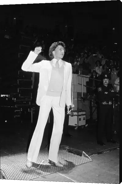 Barry Manilows grand entrance to his concert at Hartford Civic Center, Hartford