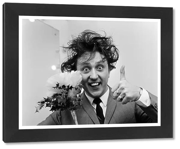 Comedian and singer Ken Dodd has been signed for a new series of London Palladium shows