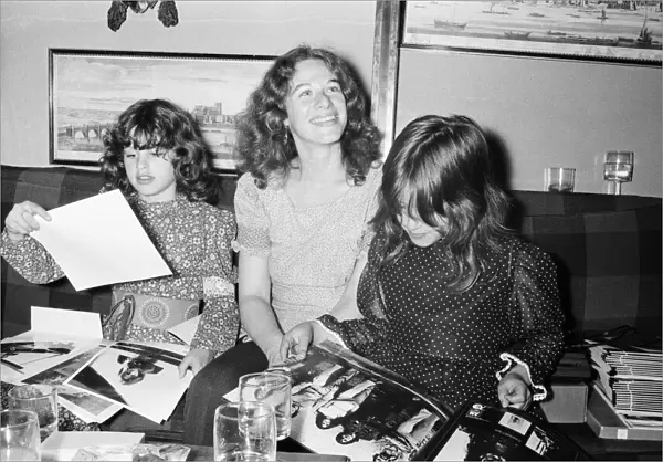 Carole King singer  /  songwriter, with her children Sherrie (right) and Louise (left)