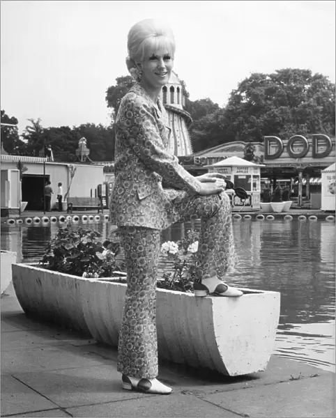 Dusty Springfield spend a couple of hours singing in Battersea Funfair on Wednesday