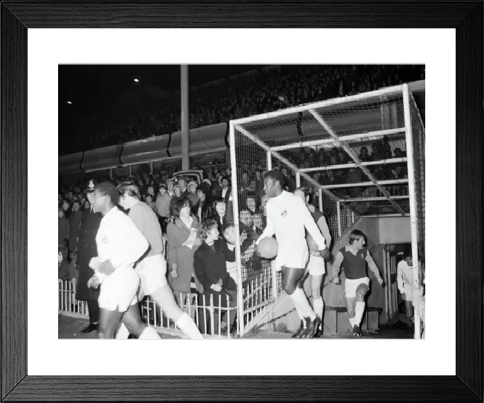 Framed Print : Aston Villa v Santos 1972 Print - Pele's Substitution Framed Print : Aston Villa v Santos 1972 Print - Pele's Substitution