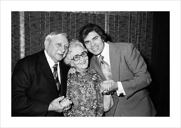 Engelbert Humperdinck with his parents, Mervyn and Olive Dorsey. 12th December 1979