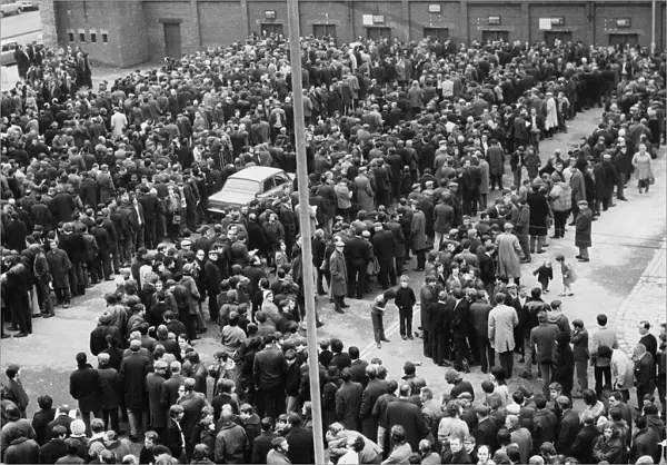 This was the scene outside Ibrox last night as 16, 000 tickets for the Scottish cup final