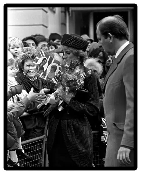 THE PRINCESS OF WALES RECEIVING CARDS AND FLOWERS IN CARLISLE - 1993