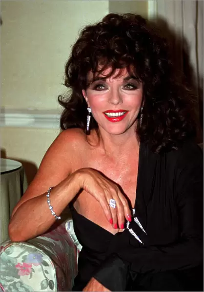 JOAN COLLINS IN PHOTOCALL 13  /  06  /  1989