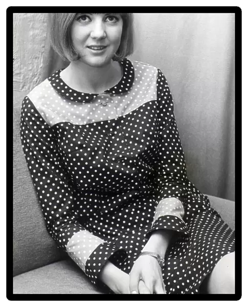 CILLA BLACK AFTER SHE WALKED OFF STAGE WITH THROAT TROUBLE - 13  /  08  /  1964 (64  /  5259)