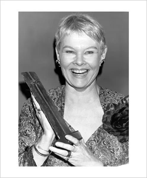 DAME JUDI DENCH ARCHIVE - JUDI DENCH WITH AWARD FOR BEST ACTRESS AT THE LAURENCE OLIVIER