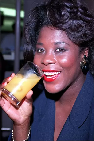 TESSA SANDERSON, ATHLETE - ABOUT TO DRINK A GLASS OF ORANGE JUICE - 15  /  07  /  1992