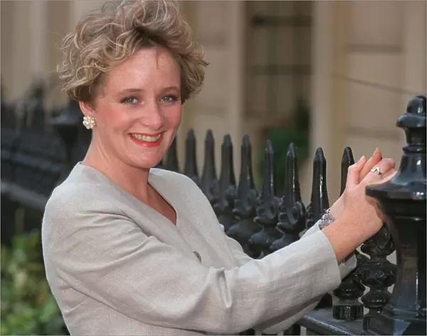 MICHELLE HOLMES - TV SERIES FIRM FRIENDS PHOTOCALL 28  /  05  /  1992