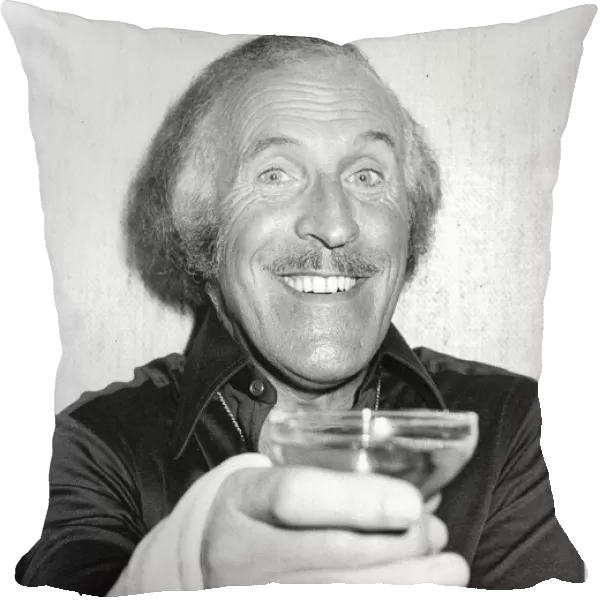 BRUCE FORSYTH DRINKING CHAMPAGNE WITH A BROKEN WRIST (09  /  01  /  1980)