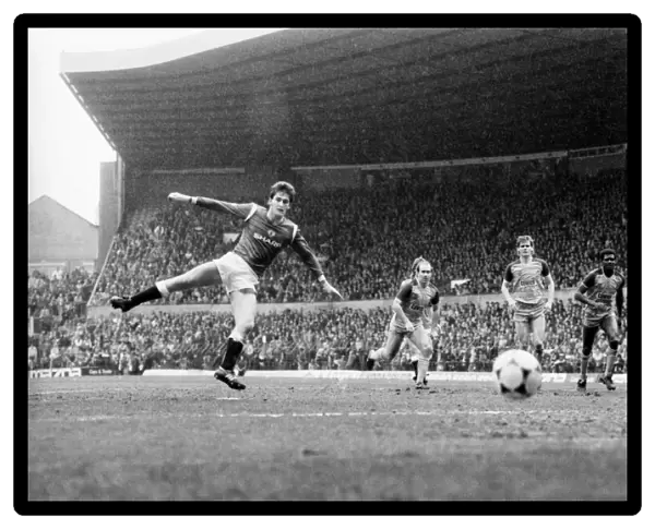 Manchester United v. Sunderland. April 1985 MF21-03-043 The final score was a two