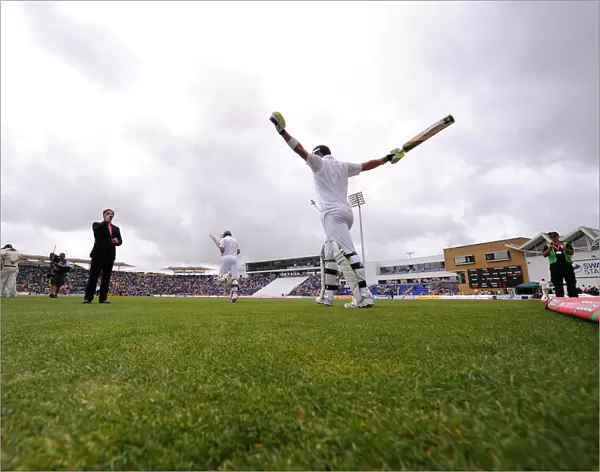 Andrew Strauss & Kevin Pietersen Enter The Field For The