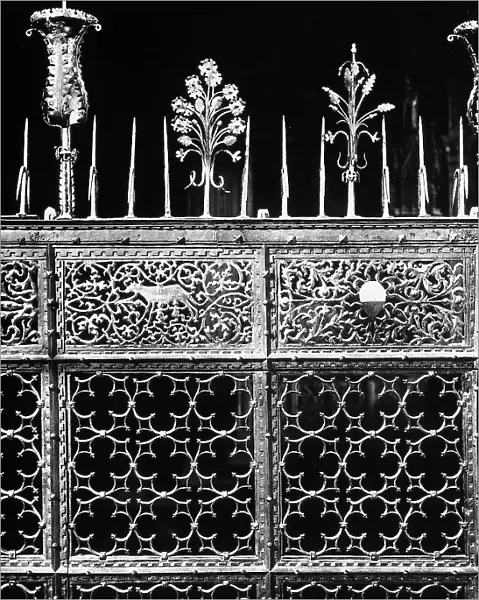 Details of railings. Work carried out by Giacomo and Giovanni di Giovanni, positioned in the Chapel of Palazzo Pubblico, Siena