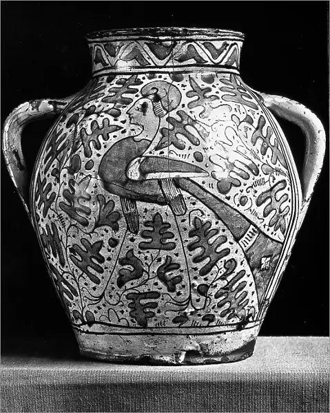 Ceramic amphora painted with stylized vegetal motifs and a hybrid female figure at the center. Work preserved at the Louvre Museum, Paris
