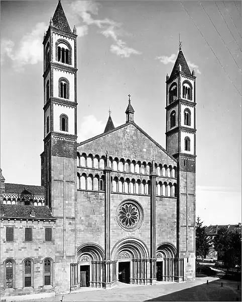 Faade of the Basilica of St. Andrew in Vercelli, in Piemonte