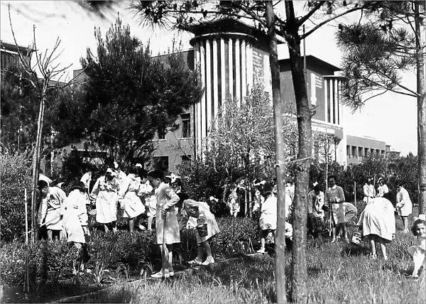 Villa Rosa Maltoni Mussolini: students outside the institute, working in the vegetable garden