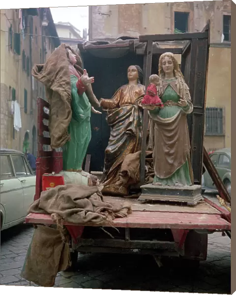Statues of Madonna on a van, Florence