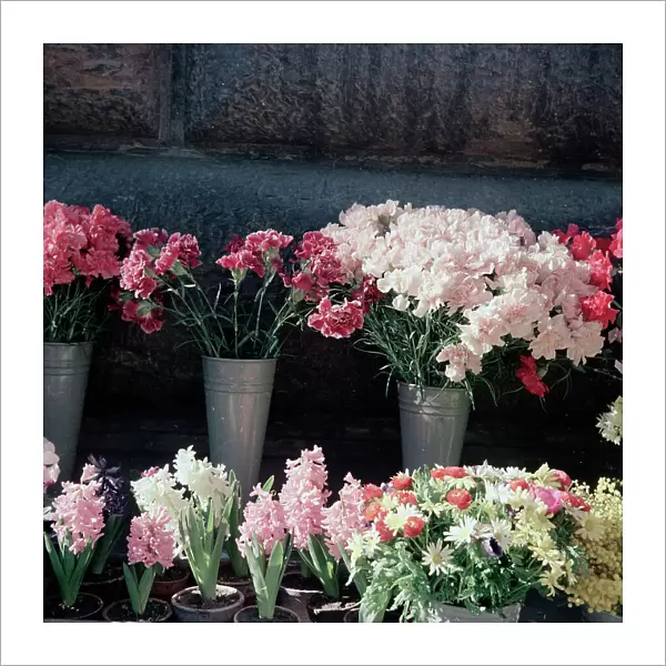 Flower market in front of Palazzo Strozzi