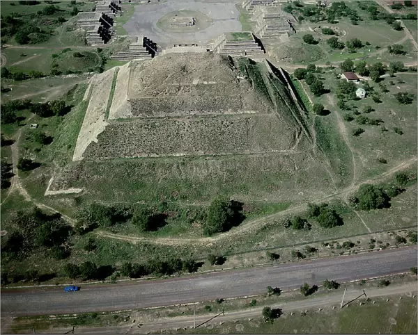 Teotihuacan: Flying over the ruins of the city