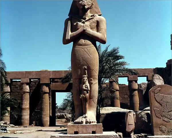 Colossal statue of Pharaoh Thutmosis III, later reused by Ramses II, who affixed his own cartouche to it. The work is located inside the Temple of Amon-Ra in Karnak