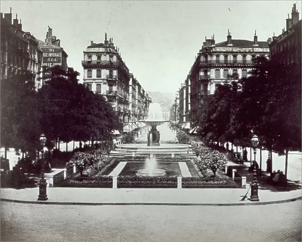 View of the city of Lyon with a garden in the foreground. At the center, a large fountain