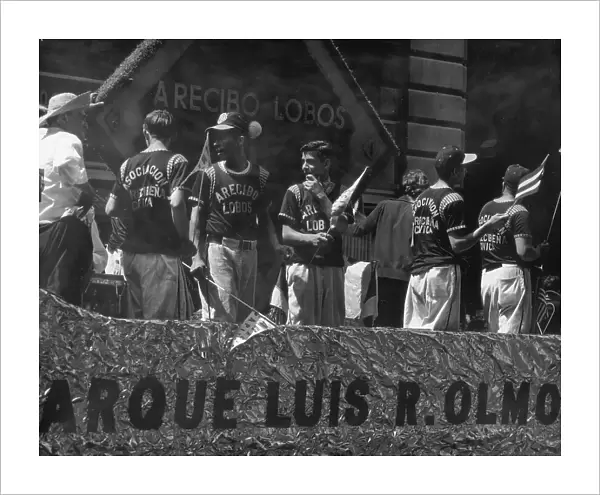 Junge Fans des Baseballteams Lobos de Arecibo in Puerto Rico