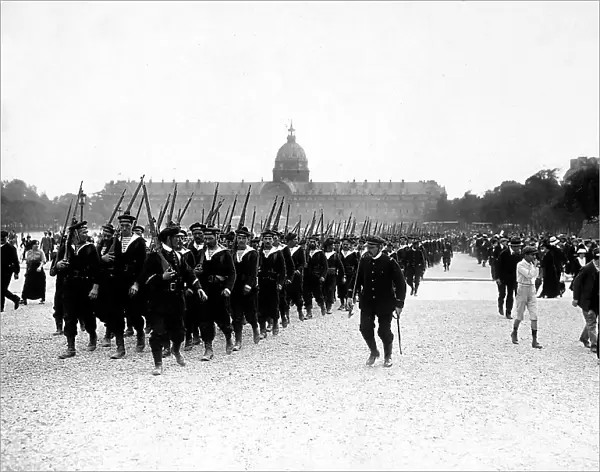 The riflemen of the navy of Lorient and of Rochefort enter Paris, to reinforce the ranks of the Police command, in place of that positioned in Paris outskirts. The army is welcome by a large crowd who support them. In the background, a big building with a cupola