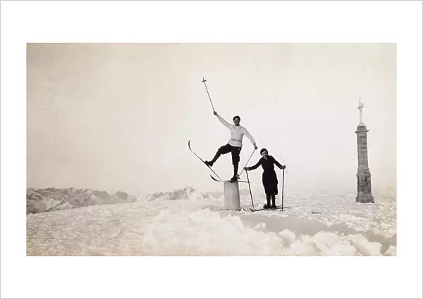Vacation in the Montgenevre: two skiers striking funny poses for the photographer