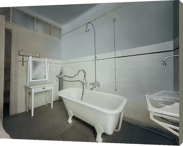 Inner view of an ambulatory of an Institute for physiotherapeutic treatment, with a bathtub, a sink and a cabinet with mirror