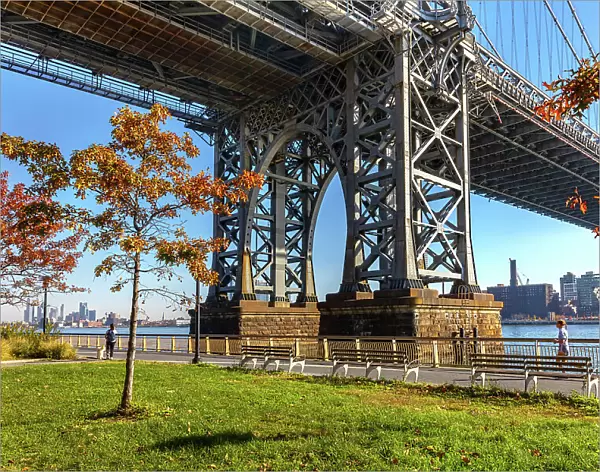New York City, John V. Lindsay East River Park and Williamsburg Bridge
