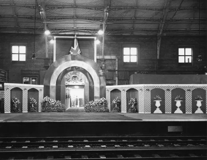 Framed Print : Bristol Temple Meads Print, 5th December 1958 Framed Print : Bristol Temple Meads Print, 5th December 1958