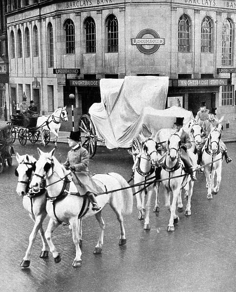 1937 Coronation, Royal Greys draw shrouded state coach