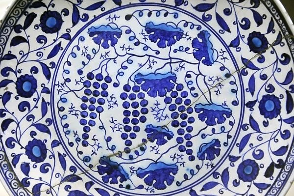 Blue and white plate with turquoise, 1530-1545. Iznik