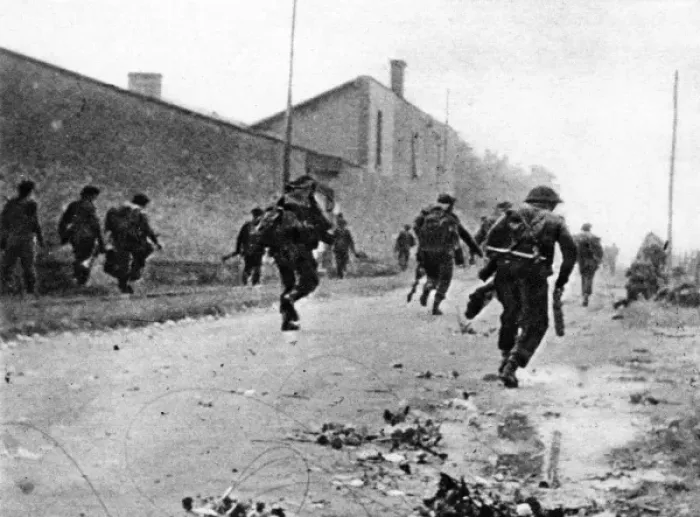 Framed Print : British Commandos Advancing in Normandy Print, June 1944 Framed Print : British Commandos Advancing in Normandy Print, June 1944
