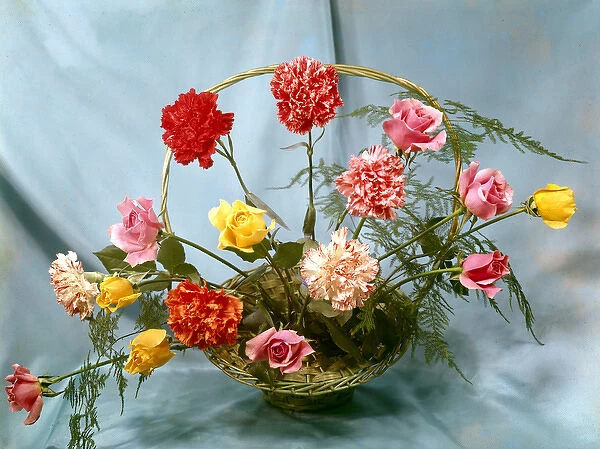 Flower arrangement with roses and carnations