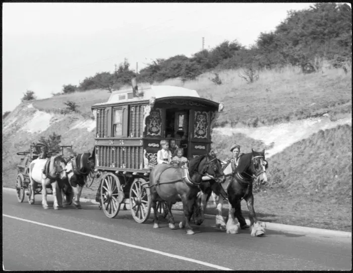 Framed Print : Gypsies in Kent Print: Traditional Caravan on Wrotham Hill Framed Print : Gypsies in Kent Print: Traditional Caravan on Wrotham Hill