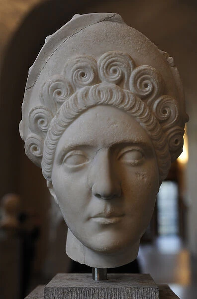 Head of a woman with diadem. About 110 AD