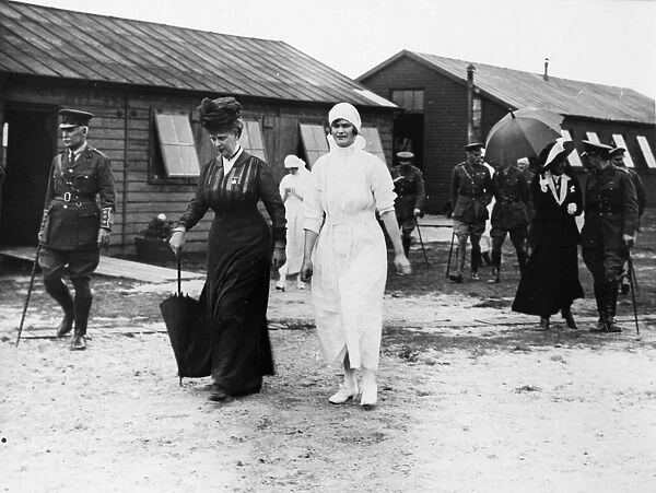 Queen Mary visiting a field hospital, WW1