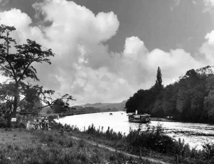 Framed Print : Thames at Pangbourne Print, 1950s Framed Print : Thames at Pangbourne Print, 1950s