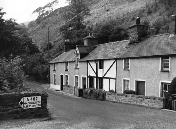 Framed Print : Typical Welsh Cottages Print, River Dovey, Machynlleth Framed Print : Typical Welsh Cottages Print, River Dovey, Machynlleth