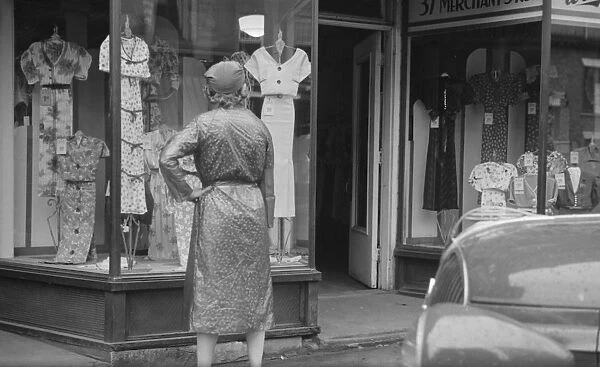 Window shopping, Manchester, New Hampshire
