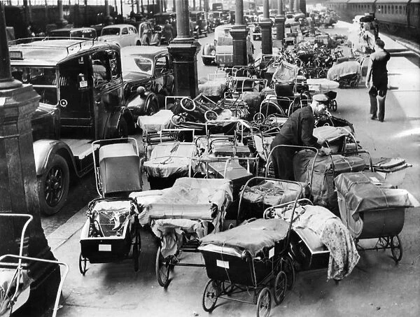 WW2 - Prams with possessions return with Evacuees going home