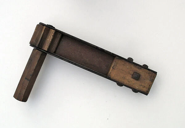 WWI Army rattle with Broad Arrow Ordnance Stamp