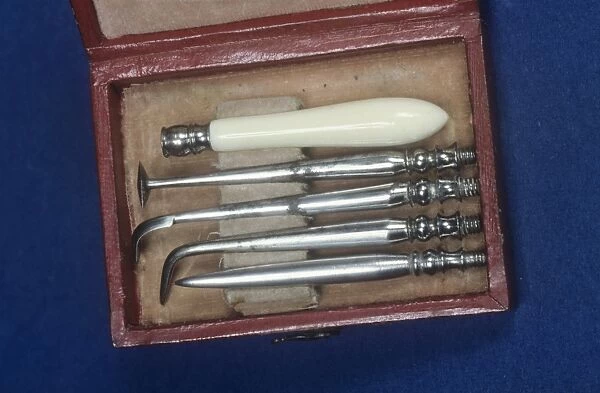 Dental hygiene set, circa 1820 C017  /  8367