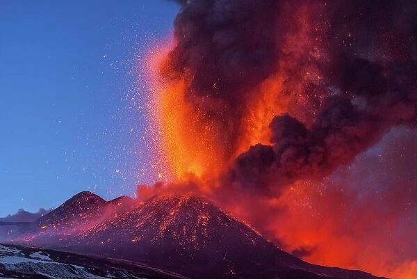 Mount Etna erupting, 2012 C016  /  4639