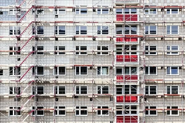 Scaffolding on a block of flats F008  /  2065