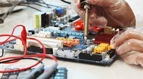 Soldering a circuit board F006  /  7200
